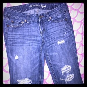 EUC AMERICAN EAGLE DESTRUCTED JEANS SIZE 4
